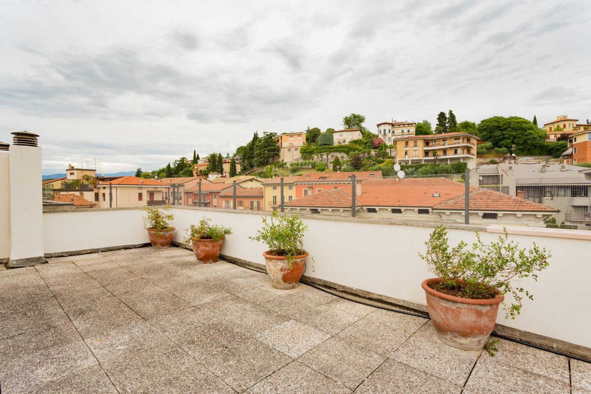 Amazing Flat With Big Terrace And Private Car Park Διαμέρισμα Βερόνα Εξωτερικό φωτογραφία